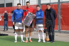 AUDI - Schanzer Amateur Cup - Finale- Saison 2024/25 - SV Hundszell - SV Menning - Lukas Fröde (Nr.34 - FCI) - bei der Preisverleihung - 3. Sieger - FC Mindelstetten - Alexander Zelzer AUDI rechts - Foto: Meyer Jürgen