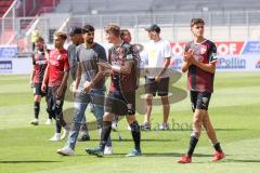 2.BL; FC Ingolstadt 04 - 1. FC Heidenheim; Niederlage, Spiel ist aus, 1:2, Spieler Ehrenrunde, bedanken sich bei den Fans, DMaximilian Neuberger (38, FCI) Merlin Röhl (34, FCI) Silman El Baset (36, FCI)