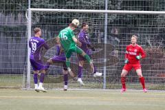 Testspiel - Fußball - SV Manching - VFR Neuburg/Donau  - Seferovic Dzenis grün Manching beim Kopfball - Mayr Philipp Torwart Neuburg - Foto: Jürgen Meyer