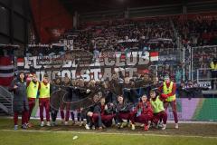 3. Liga; SSV Jahn Regensburg - FC Ingolstadt 04;  Sieg Jubel Freude Spieler bedanken sich bei den Fans Gruppenfoto