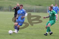 Kreisliga - Saison 2023/24 - SV Lippertshofen - SV Hundszell - Matthias Weinzierl blau Hundszell - Kai Lautenschläger grün Lippertshofen - Foto: Meyer Jürgen