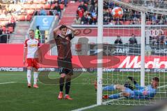 2.BL; FC Ingolstadt 04 - SSV Jahn Regensburg; Thomas Keller (27, FCI) scheitert an Torwart Alexander Meyer (1 SSV)