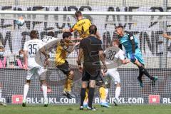 2.BL; Dynamo Dresden - FC Ingolstadt 04, Getummel am Tor von Torwart Fabijan Buntic (24, FCI) wehrt den Ball ab