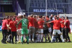 Relegation 2 - VfL Osnabrück - FC Ingolstadt 04 - Spiel ist aus, FCI steigt auf in die 2. Liga, Jubel Party, Spieler bilden eine Kreis und tanzen Torwart Fabijan Buntic (24, FCI) Patrick Sussek (37, FCI) mit Krücken