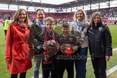3. Liga; FC Ingolstadt 04 - FC Viktoria Köln; Aktion Schanzengeber Spieltag, Dr.Ute Röding (Audi), Alexandra Vey (FCI)