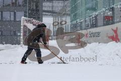 2023_12_1 - - Saison 2023/24 - Schnee auf dem Fussballplatz - ASP - Audi Sport Park - Platz ist gesperrt - Schild platz ist gesperrt Schnee Tor Spielabsage Schnee schippen Traktor Greenkeeper - Foto: Meyer Jürgen