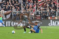 2.BL; FC St. Pauli - FC Ingolstadt 04, Aremu Afeez (14 Pauli) Tobias Schröck (21, FCI)