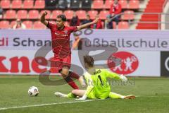 3. Liga; FC Ingolstadt 04 - SV Waldhof Mannheim; Yann Sturm (7, FCI) zum 3. Tor Torwart Nijhuis Thijmen (1 SVWM) Ferati Arianit (10 SVWM) Tor Jubel Treffer