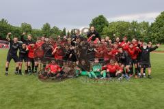 Relegation 2 - U17 - SSV Jahn Regensburg - FC Ingolstadt 04 - Spiel ist aus, 1:1 Ingolstadt steigt in die Bundesliga U17 auf, Jubel Party Feier, Team läuft aufs Spielfeld zum Gratulieren, Gruppenfoto mit Betreuer, Aufstieg