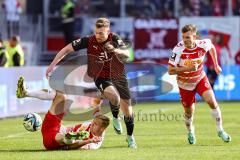 3. Liga; SSV Jahn Regensburg - FC Ingolstadt 04; Zweikampf Kampf um den Ball Jannik Mause (7, FCI) Breunig Louis (16 Jahn) Saller Benedikt (6 Jahn)