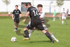 Kreisliga - Saison 2025/26- SV Karlskron - SV Kasing - Thomas Fackler schwarz Karlskron   - Elias Ewerling weiss Kasing - Foto: Meyer Jürgen