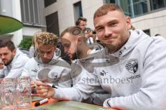 3. Liga; FC Ingolstadt 04 - offizielle Mannschaftsvorstellung auf dem Ingolstädter Stadtfest, Rathausplatz; Autogrammstunde für die Fans, Max Dittgen (10, FCI) David Kopacz (29, FCI) Hawkins Jalen (20 FCI)