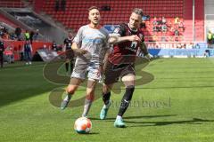 2.BL; FC Ingolstadt 04 - SC Paderborn 07; Zweikampf Kampf um den Ball Patrick Schmidt (32, FCI) Justvan Julian (10 SCP)