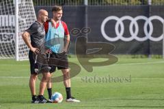 2.BL; FC Ingolstadt 04 - Neuer Cheftrainer Andre Schubert mit Co-Trainer Asif Saric im ersten Training, Cheftrainer André Schubert (FCI) erklärt Übung Nils Roeseler (13, FCI)