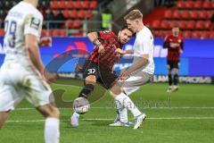 3. Liga; FC Ingolstadt 04 - Erzgebirge Aue; Pascal Testroet (37, FCI) Zweikampf Kampf um den Ball Majetschak Erik (13 Aue)