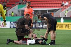 DFB Pokal; FC Ingolstadt 04 - SV Darmstadt 98; Mannschaftsarzt Dr. Alexander Röhrl eilt aufs Feld zu Patrick Schmidt (9, FCI), Physiotherapeut Georg Meyer auf den Knien