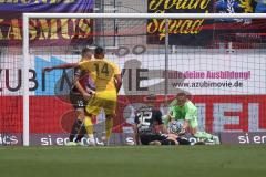 3.Liga - Saison 2023/2024 - FC Ingolstadt 04 -  1. FC Saarbrücken - Torwart Marius  Funk (Nr.1 - FCI) - Bone Uaferro (Nr.14 - Saarbrücken) - Mladen Cvjetinovic (Nr.19 - FCI) - Foto: Meyer Jürgen