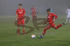 B - Junioren - Bayernliga - U17 - FC Ingolstadt 04 - 1. FC Nürnberg II - Polat Arel rot FC Ingolstadt legt sich für den Freistoss den Ball zurecht -  Foto: Meyer Jürgen