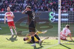 3. Liga; SSV Jahn Regensburg - FC Ingolstadt 04; Torchance verpasst ärgert sich Julian Kügel (31, FCI) Torwart Gebhardt Felix (1 Jahn) hat den Ball, Saller Benedikt (6 Jahn)