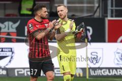 3. Liga; FC Ingolstadt 04 - Rot-Weiss Essen; Spieler bedanken sich bei den Fans Pascal Testroet (37, FCI) Torwart Marius Funk (1, FCI)