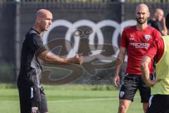 2.BL; FC Ingolstadt 04 - Neuer Cheftrainer Andre Schubert mit Co-Trainer Asif Saric im ersten Training, Cheftrainer André Schubert (FCI) erklärt Übung Nico Antonitsch (5, FCI) Peter Kurzweg (16, FCI)