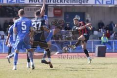 Toto-Pokal; FV Illertissen - FC Ingolstadt 04; Zweikampf Kampf um den Ball Torchance verpasst Yannick Deichmann (20, FCI) Pascal Testroet (37, FCI) Kopf Alexander (5 FVI)