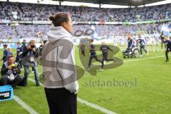 3. Liga; MSV Duisburg - FC Ingolstadt 04; vor dem Spiel Cheftrainerin Sabrina Wittmann (FCI) an der Seitenlinie, Spielerbank