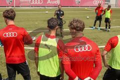 Bayernliga Süd - Saison 2022/2023 - FC Ingolstadt 04 II -  Trainingsauftakt - Käs Alexander Trainer FCI spricht mit seinen Spielern - Foto: Meyer Jürgen