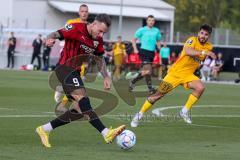 Freundschaftsspiel - Saison 2022/2023 - FC Ingolstadt 04 -  SpVgg Bayreuth - Patrick Schmidt (Nr.9 - FCI) - Marcel Götz (Nr.27 - SpVgg Bayreuth) - Foto: Meyer Jürgen