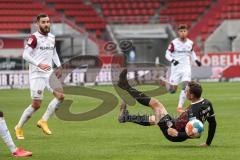 2.BL; FC Ingolstadt 04 - SG Dynamo Dresden; Zweikampf Kampf um den Ball Marcel Gaus (19, FCI)