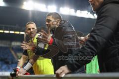 3. Liga; SV Waldhof Mannheim - FC Ingolstadt 04; Spieler bei den Fans, Niederlage, hängende Köpfe, Diskussion mit Fans, Spieler fordern mehr für die jungen Mitspieler, Pascal Testroet (37, FCI) Torwart Marius Funk (1, FCI) Denis Linsmayer (23, FCI)