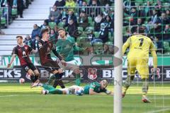 2.BL; SV Werder Bremen - FC Ingolstadt 04; Dennis Eckert Ayensa (7, FCI) ärgert sich, Chance verpasst, Mitchell Weiser (8 Bremen) Torwart Jirí Pavlenka (1 Bremen) Ömer Toprak (21 Bremen) Florian Pick (26 FCI)