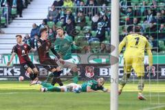 2.BL; SV Werder Bremen - FC Ingolstadt 04; Dennis Eckert Ayensa (7, FCI) ärgert sich, Chance verpasst, Mitchell Weiser (8 Bremen) Torwart Jirí Pavlenka (1 Bremen) Ömer Toprak (21 Bremen) Florian Pick (26 FCI)