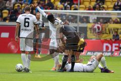 3.Liga - Saison 2022/2023 - Dynamo Dresden - FC Ingolstadt 04 - Tobias Schröck (Nr.21 - FCI) verletzt am Boden - Hans Nunoo Sarpei (Nr.14 - FCI) - Foto: Meyer Jürgen