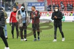 2.BL; FC Ingolstadt 04 - Karlsruher SC; Spiel ist aus, Remis Unentschieden 1:1, Spieler bedanken sich bei den Fans, Ehrenrunde, Caniggia Ginola Elva (14, FCI) Justin Butler (31, FCI) Yassin Ben Balla (28, FCI)