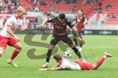 3. Liga; FC Ingolstadt 04 - Rot-Weiss Essen; Zweikampf Kampf um den Ball Linus Rosenlöcher (19, FCI) Janssen Marek (20 RWE)