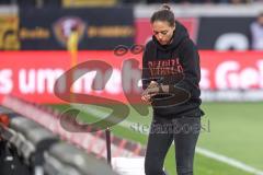 3. Liga; Dynamo Dresden - FC Ingolstadt 04; an der Seitenlinie, Spielerbank Cheftrainerin Sabrina Wittmann (FCI) schaut auf die Uhr