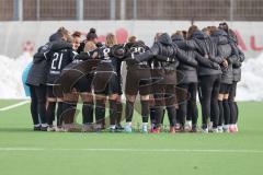 2023_12_10 - 2. Bundesliga - Saison 2023/24 - FC Ingolstadt 04 Frauen - VFL Wolfsburg -  Die Mannschaft bildet einen Kreis vor dem Spiel -  - XXXXX - Foto: Meyer Jürgen