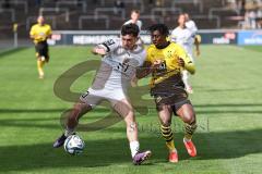 3. Liga; Borussia Dortmund II - FC Ingolstadt 04; Zweikampf Kampf um den Ball Ognjen Drakulic (30, FCI) Aning Prince (39 BVB2)