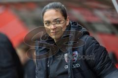 3. Liga; FC Ingolstadt 04 - TSG Hoffenheim II; vor dem Spiel Cheftrainerin Sabrina Wittmann (FCI) an der Seitenlinie, Spielerbank