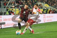 2.BL; SSV Jahn Regensburg - FC Ingolstadt 04; Zweikampf Kampf um den Ball Valmir Sulejmani (33, FCI) Benedikt Gimber (5 Jahn)