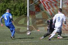 Kreisliga - NK Croatia Grossmehring - DJK Ingolstadt - Patrick Palfy weiss DJK Ing  mit einer Torchance - Mladen Marincic Torwart Croatia - Ante Petric blau Croatia - Foto: Jürgen Meyer