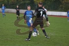 Kreisliga 1 - DJK Ingolstadt - TSV Ober/Unterhaunstadt - Thomas Geisler Torwart DJK Ingolstadt  -  Niklas Lohrer blau Ober/Unterhaunstadt - Foto: Jürgen Meyer