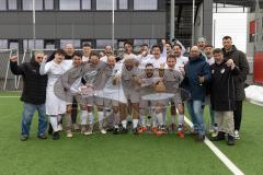 AUDI - Schanzer Amateurcup - Finale -  2026  - SV Hundszell - SV Denkendorf - Siegerehrung - 1. Sieger SV Hundszell - Lukas Fröde (Nr.34 - FCI) ganz rechts - Jörg Schlagbauer vorn 2vore - Jubel - Foto: Meyer Jürgen