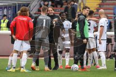 3. Liga; VfB Oldenburg - FC Ingolstadt 04; Sieg Jubel Freude Cheftrainer Rüdiger Rehm (FCI) gratuliert Torwart Marius Funk (1, FCI)