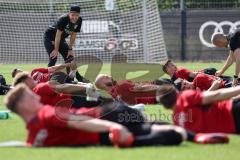 2. Bundesliga - FC Ingolstadt 04 - Trainingsauftakt mit neuem Trainerteam - Cheftrainer Roberto Pätzold (FCI) überwacht das Training, redet mit Marcel Gaus (19, FCI)