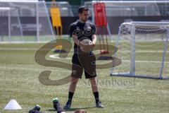 Bayernliga Süd - Saison 2022/2023 - FC Ingolstadt 04 II -  Trainingsauftakt - Käs Alexander Trainer FCI sieht zu beim stretching - Foto: Meyer Jürgen