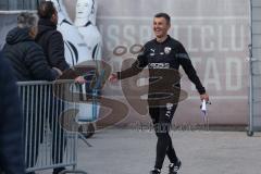 3.Liga - Saison 2022/2023 - FC Ingolstadt 04 -  - Cheftrainer Michael Köllner (FCI) beim ersten Training - Cheftrainer Michael Köllner (FCI) begrüßt Christoph Heck Mitglied des Aufsichtsrat - Foto: Meyer Jürgen