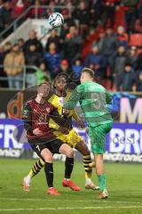 3. Liga; FC Ingolstadt 04 - Borussia Dortmund II; Jannik Mause (7, FCI) wird von Torwart Lotka Marcel (35 BVB2) verletzt, Knie ins Gesicht, rote Karte anschließend