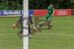 BZL - Oberbayern Nord - SV Manching - VFB Eichstätt II - Rainer Meisinger (#19 Manching) grün - Max Dörfler Torwart Eichstätt - Foto: Jürgen Meyer